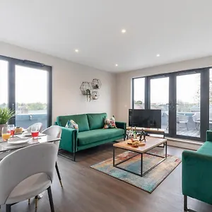 Elliot Oliver - Stunning Three Bedroom Penthouse With Large Terrace & Parking , Gloucester United Kingdom